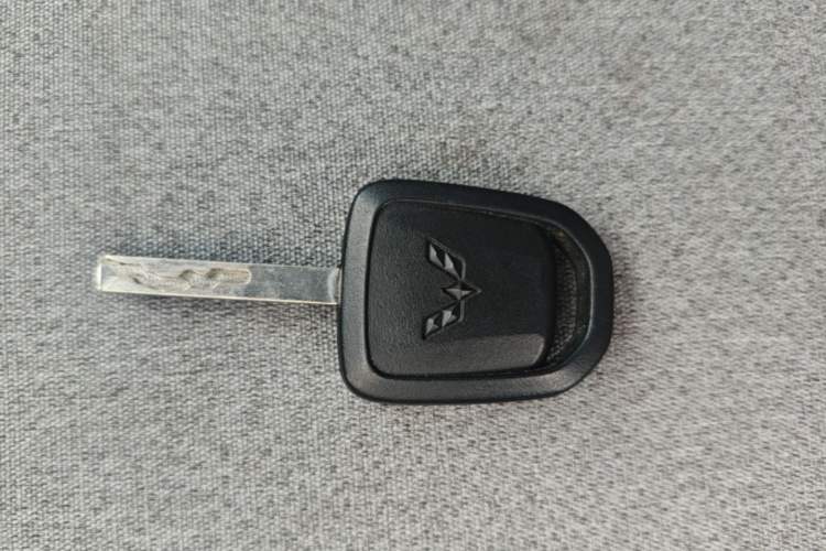 Used Wuling Hongguang MINIEV 2021 Macaron Sandwich Model 120 km Lithium NMC Vehicle Key