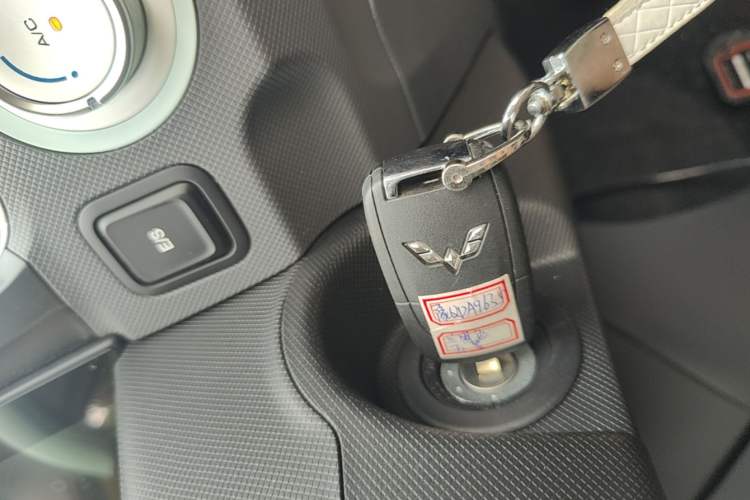 Used Wuling Hongguang MINIEV 2021 Macaron Sandwich Model 170 km Lithium Iron Phosphate Vehicle Key