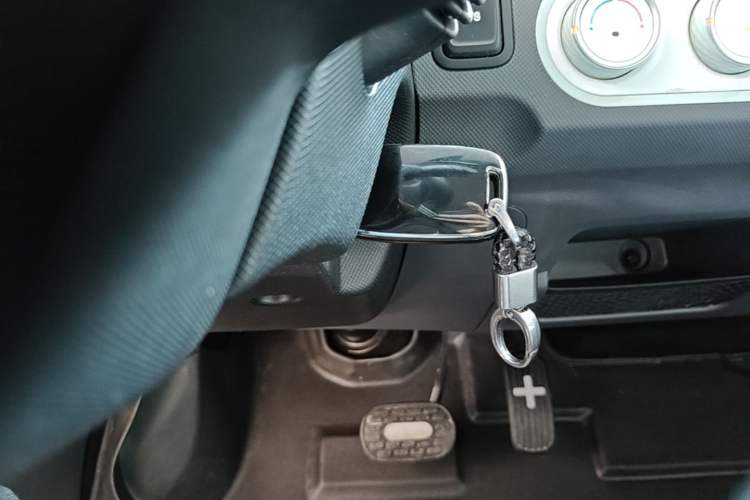 Used Wuling Hongguang MINIEV 2021 Macaron Fashion Edition Lithium-Ion Battery Vehicle Key