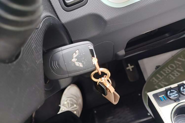 Used Wuling Hongguang MINIEV 2021 Macaron Sandwich Model 120 km Lithium Iron Phosphate Vehicle Key