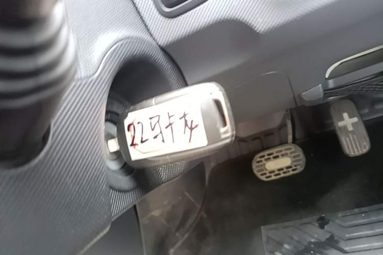 Used Wuling Hongguang MINIEV 2021 Macaron Sandwich Model 170 km Lithium Iron Phosphate Vehicle Key