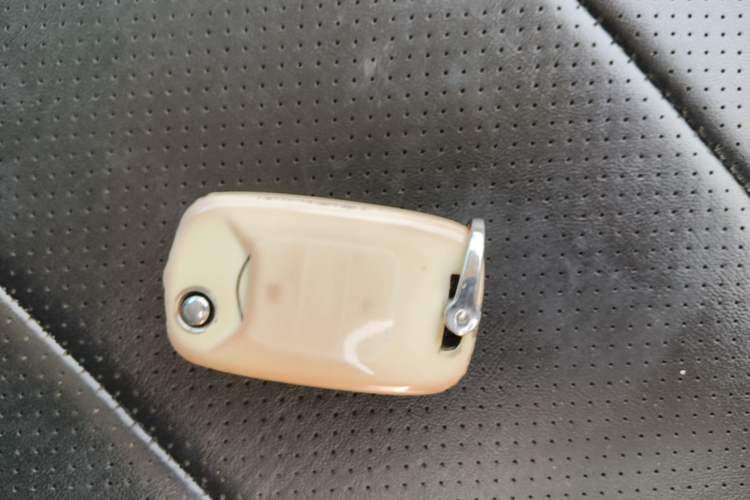 Used Wuling Hongguang MINIEV 2021 Macaron Sandwich Model 120 km Lithium Iron Phosphate Vehicle Key