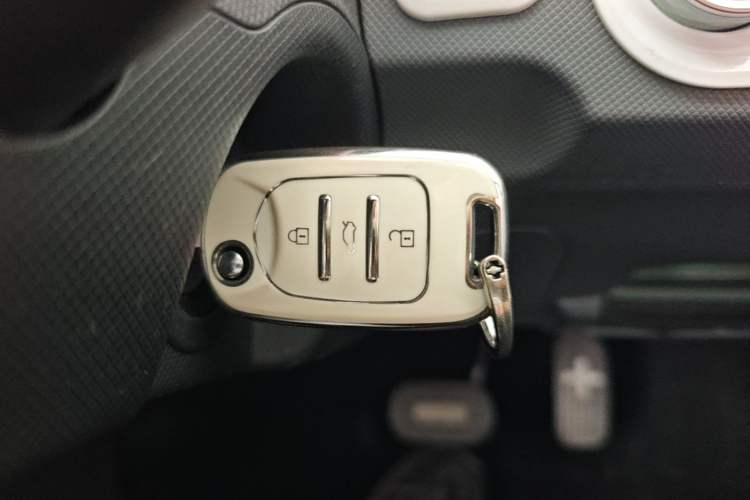 Used Wuling Hongguang MINIEV 2021 Macaron Premium Model – Lithium Iron Phosphate Vehicle Key