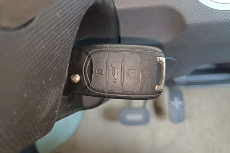 Used Wuling Hongguang MINIEV 2021 Macaron Sandwich Model 170 km Lithium Iron Phosphate Vehicle Key