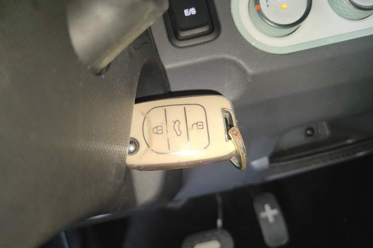 Used Wuling Hongguang MINIEV 2021 Macaron Premium Model – Lithium Iron Phosphate Vehicle Key