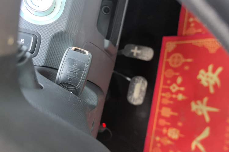 Used Wuling Hongguang MINIEV 2021 Macaron Fashion Model Lithium Iron Phosphate Vehicle Key