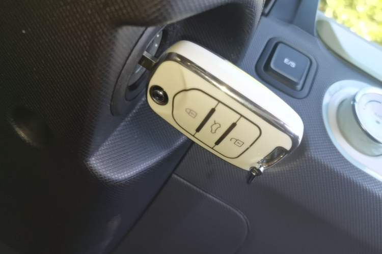 Used Wuling Hongguang MINIEV 2021 Macaron Fashion Edition Lithium-Ion Battery Vehicle Key