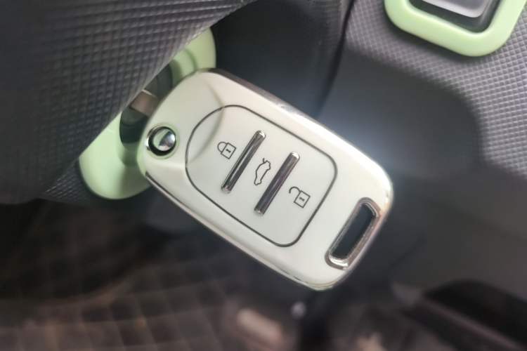 Used Wuling Hongguang MINIEV 2021 Macaron Premium Model – Lithium Iron Phosphate Vehicle Key