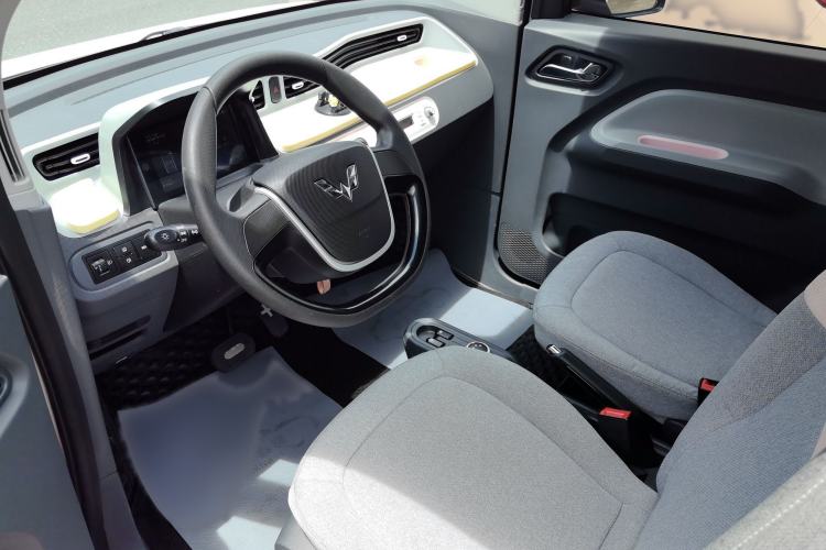 Used Wuling Hongguang MINIEV 2021 Macaron Sandwich Model 120 km Lithium NMC Interior 2