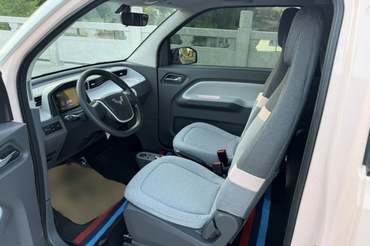 Used Wuling Hongguang MINIEV 2021 Macaron Fashion Model Lithium Iron Phosphate Interior 2