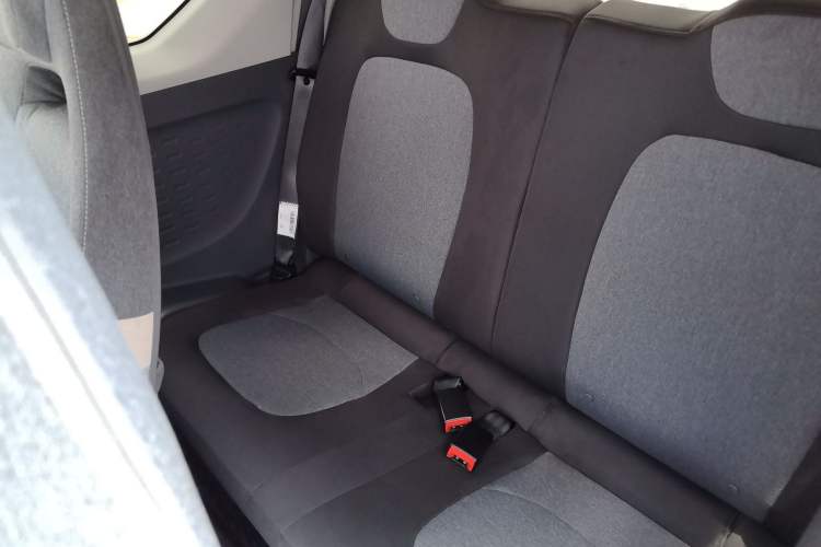 Used Wuling Hongguang MINIEV 2021 Macaron Sandwich Model 120 km Lithium NMC Interior 3