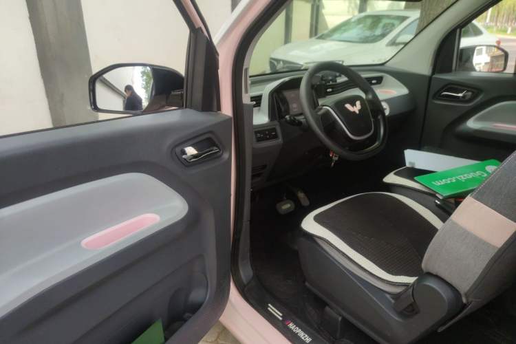 Used Wuling Hongguang MINIEV 2021 Macaron Fashion Model Lithium Iron Phosphate Interior 3