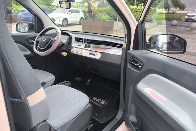 Used Wuling Hongguang MINIEV 2021 Macaron Premium Model – Lithium-NMC Interior 3