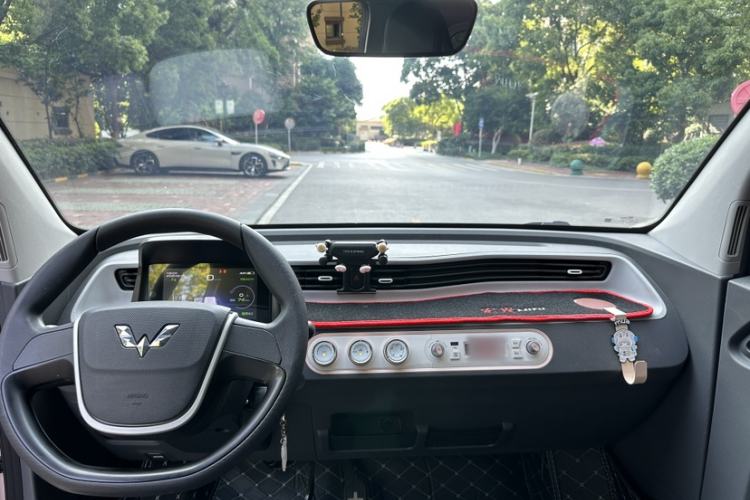 Used Wuling Hongguang MINIEV 2021 Macaron Premium Model – Lithium Iron Phosphate Interior 4