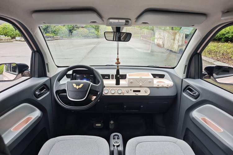 Used Wuling Hongguang MINIEV 2021 Macaron Premium Model – Lithium Iron Phosphate Interior 4