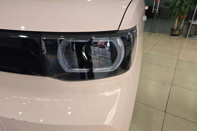 Used Wuling Hongguang MINIEV 2021 Macaron Fashion Edition Lithium-Ion Battery Left Front Headlight