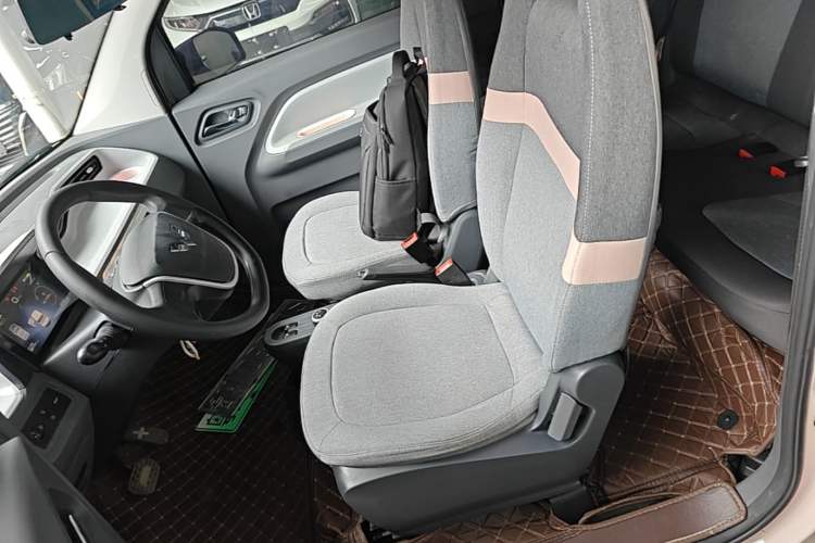 Used Wuling Hongguang MINIEV 2021 Macaron Sandwich Model 170 km Lithium Iron Phosphate Left Front Seat