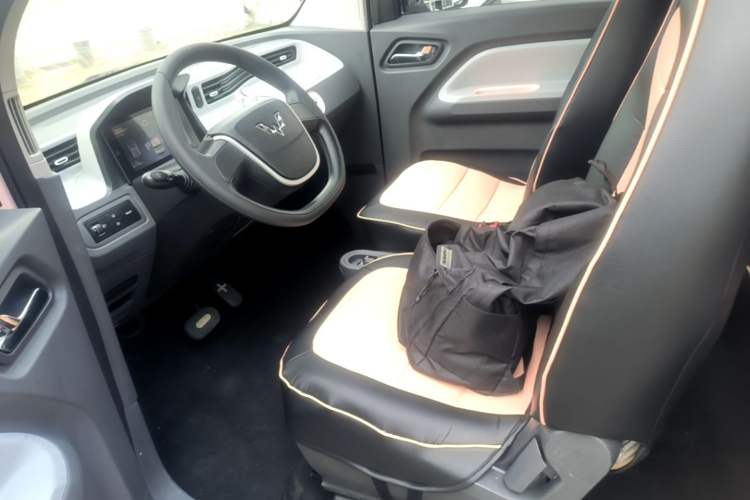 Used Wuling Hongguang MINIEV 2021 Macaron Sandwich Model 170 km Lithium Iron Phosphate Left Front Seat