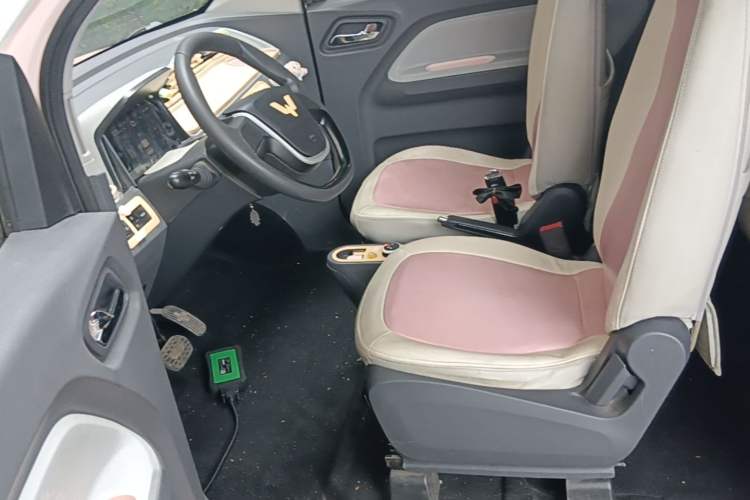 Used Wuling Hongguang MINIEV 2021 Macaron Sandwich Model 120 km Lithium Iron Phosphate Left Front Seat