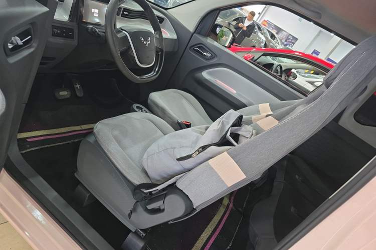 Used Wuling Hongguang MINIEV 2021 Macaron Fashion Edition Lithium-Ion Battery Left Front Seat