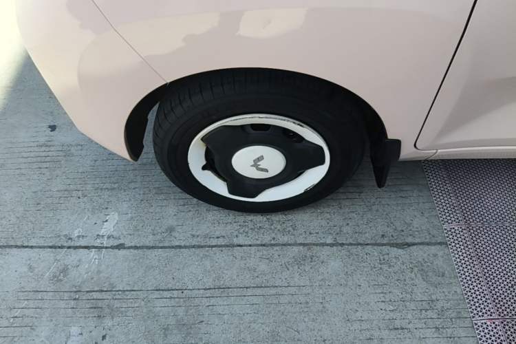 Used Wuling Hongguang MINIEV 2021 Macaron Fashion Model Lithium Iron Phosphate Left Front Wheel Hub