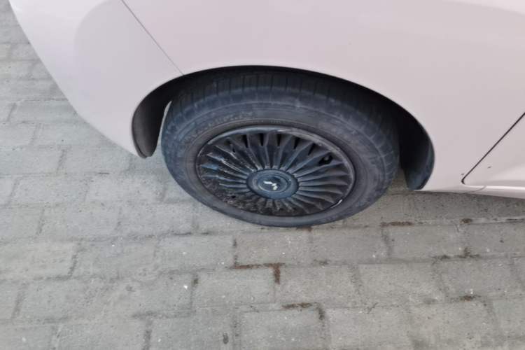 Used Wuling Hongguang MINIEV 2021 Macaron Fashion Model Lithium Iron Phosphate Left Front Wheel Hub