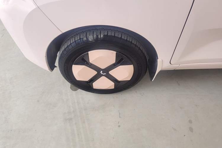 Used Wuling Hongguang MINIEV 2021 Macaron Fashion Model Lithium Iron Phosphate Left Front Wheel Hub