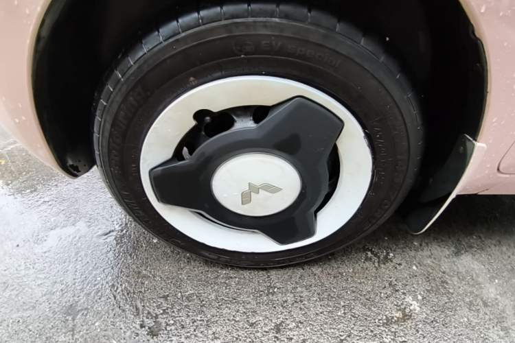 Used Wuling Hongguang MINIEV 2021 Macaron Premium Model – Lithium Iron Phosphate Left Front Wheel Hub