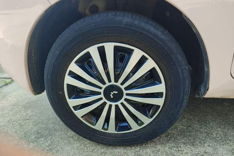 Used Wuling Hongguang MINIEV 2021 Macaron Sandwich Model 170 km Lithium Ternary Left Front Wheel Hub