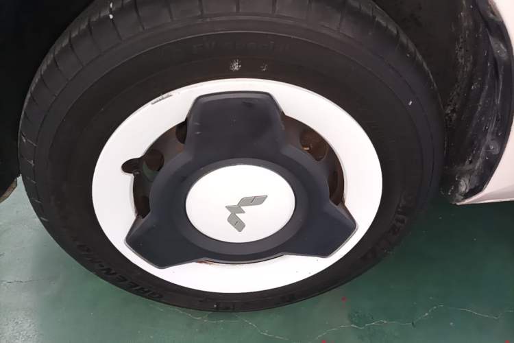 Used Wuling Hongguang MINIEV 2021 Macaron Sandwich Model 120 km Lithium NMC Left Front Wheel Hub