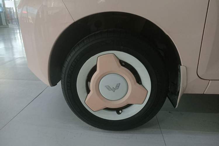 Used Wuling Hongguang MINIEV 2021 Macaron Fashion Model Lithium Iron Phosphate Left Front Wheel Hub