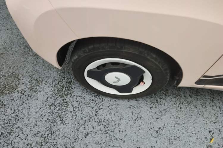 Used Wuling Hongguang MINIEV 2021 Macaron Fashion Edition Lithium-Ion Battery Left Front Wheel Hub