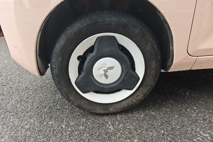 Used Wuling Hongguang MINIEV 2021 Macaron Fashion Edition Lithium-Ion Battery Left Front Wheel Hub