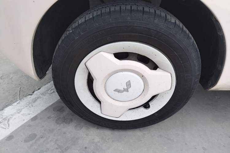 Used Wuling Hongguang MINIEV 2021 Macaron Fashion Model Lithium Iron Phosphate Left Front Wheel Hub