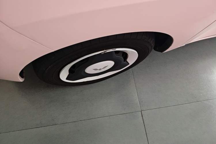 Used Wuling Hongguang MINIEV 2021 Macaron Fashion Model Lithium Iron Phosphate Left Front Wheel Hub