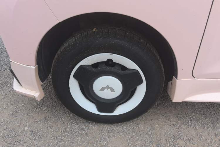 Used Wuling Hongguang MINIEV 2021 Macaron Sandwich Model 120 km Lithium Iron Phosphate Left Front Wheel Hub
