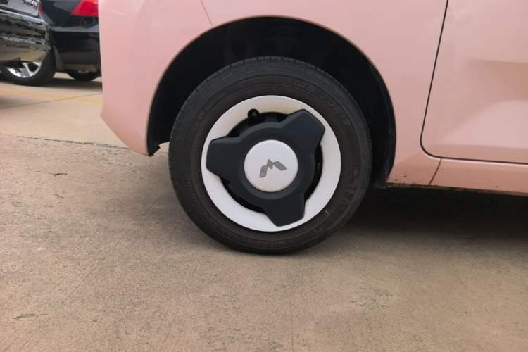 Used Wuling Hongguang MINIEV 2021 Macaron Fashion Model Lithium Iron Phosphate Left Front Wheel Hub