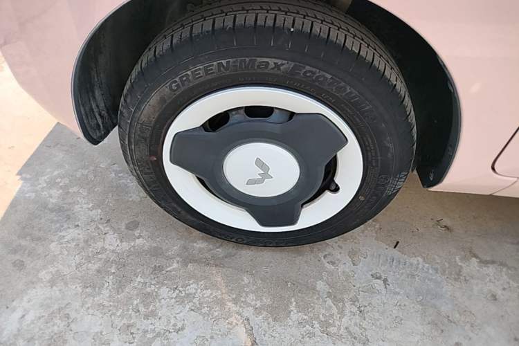 Used Wuling Hongguang MINIEV 2021 Macaron Fashion Model Lithium Iron Phosphate Left Front Wheel Hub