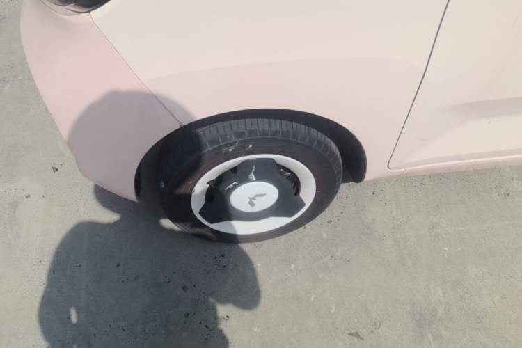 Used Wuling Hongguang MINIEV 2021 Macaron Fashion Model Lithium Iron Phosphate Left Front Wheel Hub