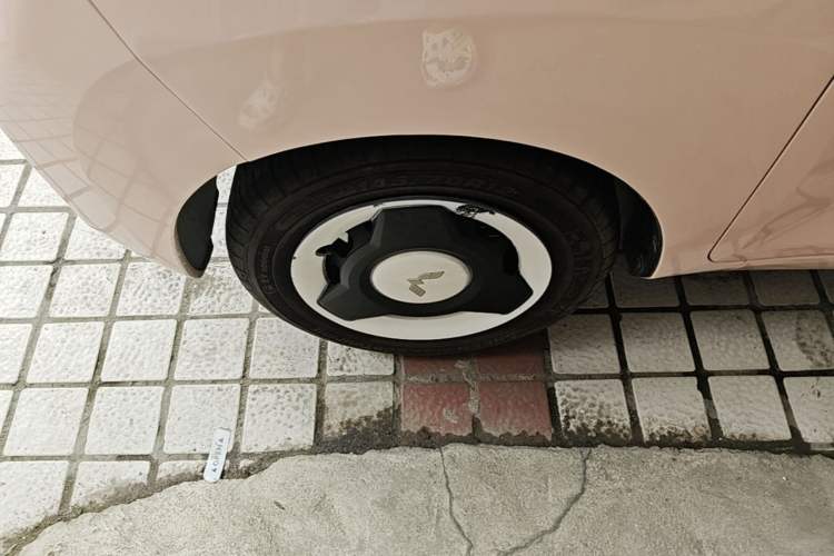 Used Wuling Hongguang MINIEV 2021 Macaron Premium Model – Lithium Iron Phosphate Left Front Wheel Hub