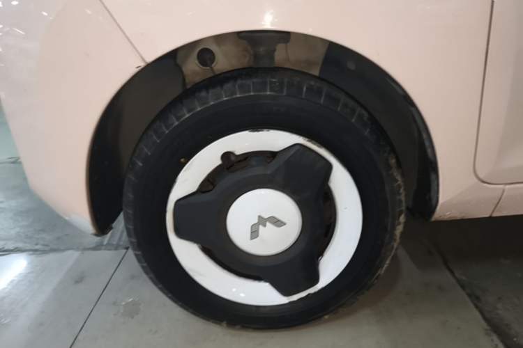Used Wuling Hongguang MINIEV 2021 Macaron Fashion Model Lithium Iron Phosphate Left Front Wheel Hub