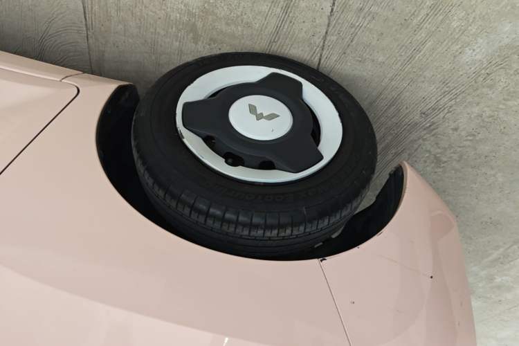Used Wuling Hongguang MINIEV 2021 Macaron Fashion Model Lithium Iron Phosphate Left Front Wheel Hub