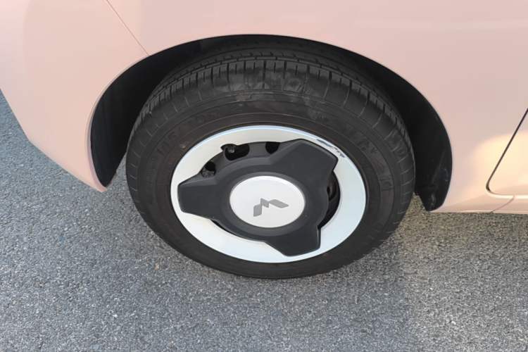 Used Wuling Hongguang MINIEV 2021 Macaron Fashion Model Lithium Iron Phosphate Left Front Wheel Hub