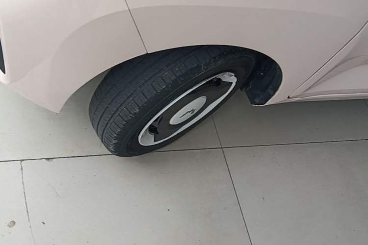 Used Wuling Hongguang MINIEV 2021 Macaron Fashion Model Lithium Iron Phosphate Left Front Wheel Hub