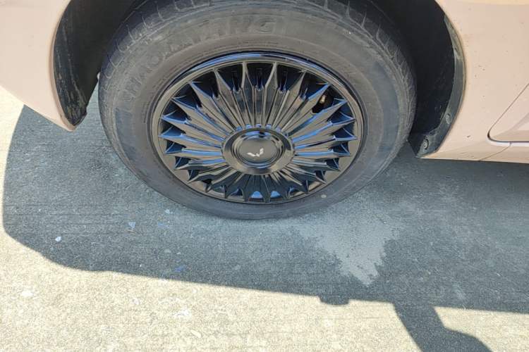 Used Wuling Hongguang MINIEV 2021 Macaron Fashion Edition Lithium-Ion Battery Left Front Wheel Hub