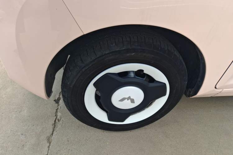 Used Wuling Hongguang MINIEV 2021 Macaron Fashion Model Lithium Iron Phosphate Left Front Wheel Hub