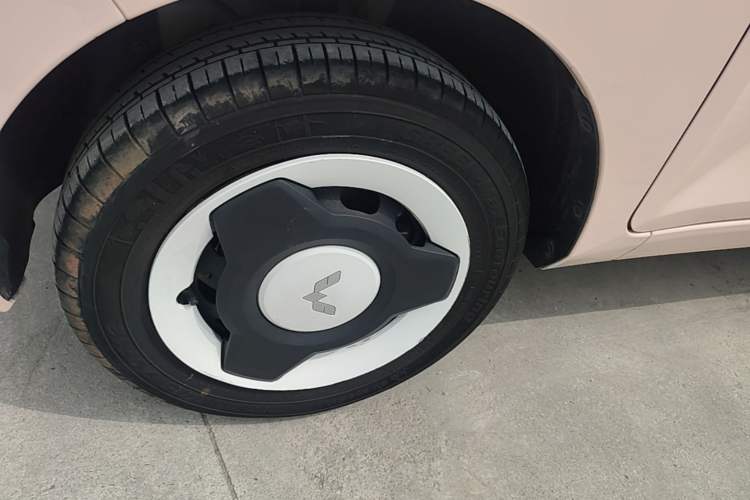 Used Wuling Hongguang MINIEV 2021 Macaron Fashion Edition Lithium-Ion Battery Left Front Wheel Hub