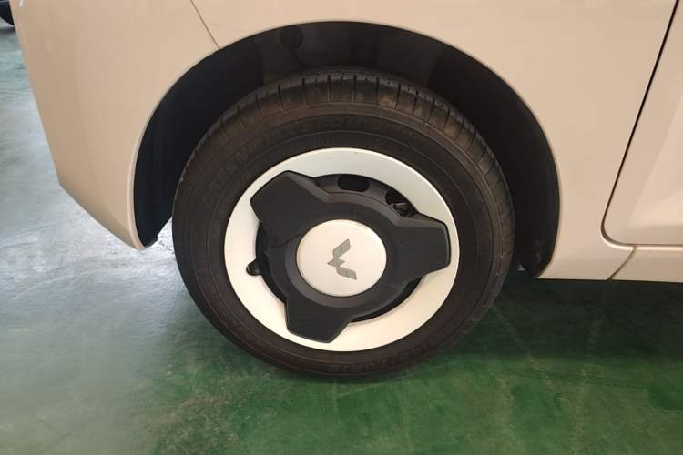 Used Wuling Hongguang MINIEV 2021 Macaron Fashion Model Lithium Iron Phosphate Left Front Wheel Hub