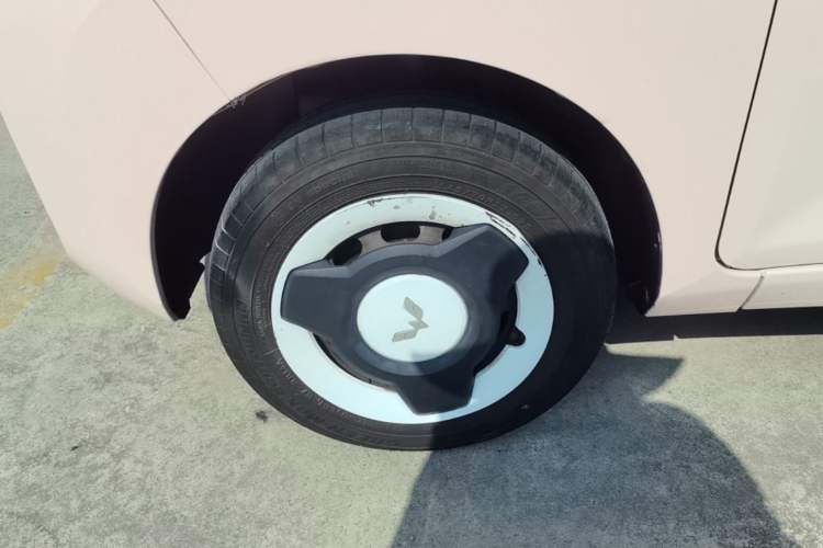 Used Wuling Hongguang MINIEV 2021 Macaron Fashion Model Lithium Iron Phosphate Left Front Wheel Hub