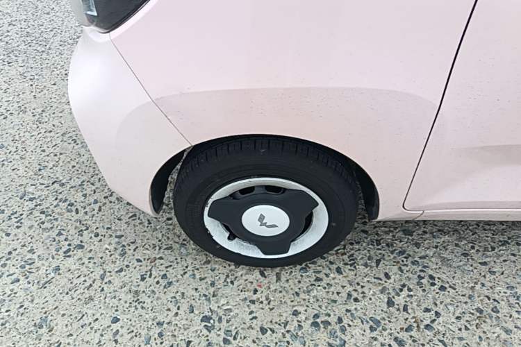 Used Wuling Hongguang MINIEV 2021 Macaron Fashion Model Lithium Iron Phosphate Left Front Wheel Hub